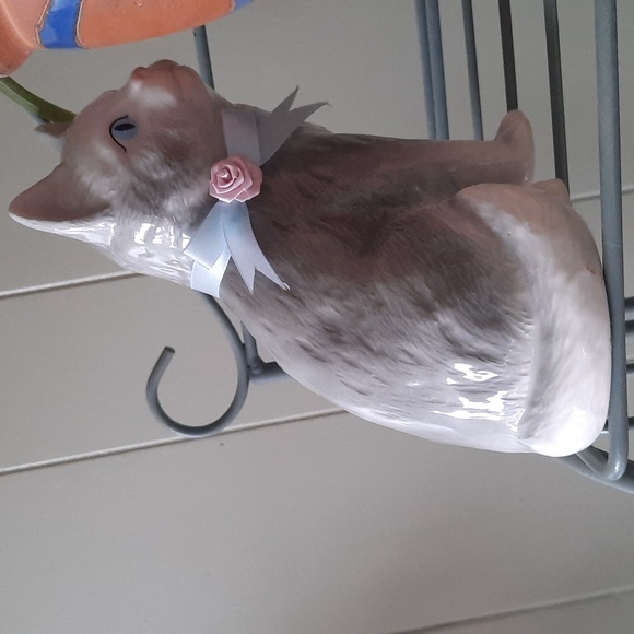 Vintage High Gloss Ceramic Gray and White Cat Figurine with blue & pink ribbon - Picture 6 of 9